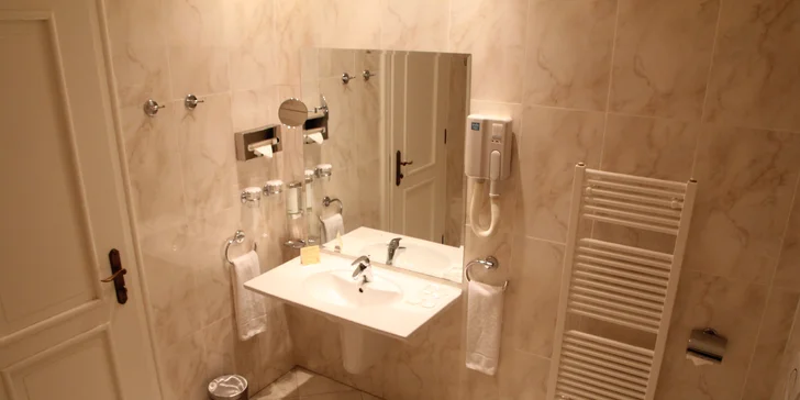 4* hýčkání v Karlových Varech: bazénové a wellness centrum i lázeňské procedury, snídaně či polopenze