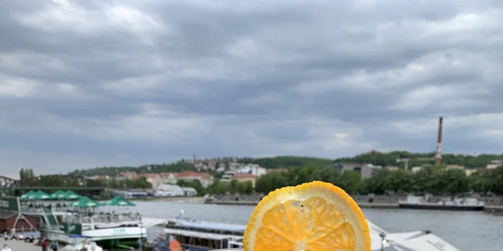 Léto na Náplavce: jemný svěží drink Ciao Spritz s vínem a pomerančem