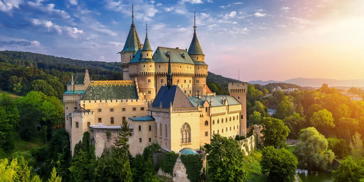 Poznávací zájezd na Malou Fatru s noclehem a snídaní: zámek Bojnice, Jánošíkovy diery, Rajecké Teplice
