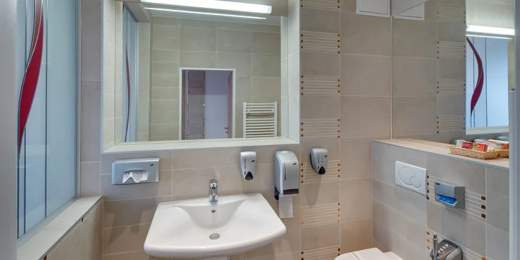Sami nebo v páru či s rodinou do Brna: hotel se střešním wellness, snídaně i večeře
