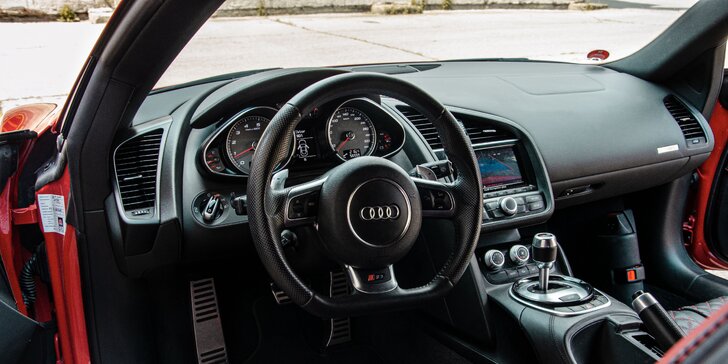 Šlápněte na to: hodinová jízda v ďábelské Audi R8 ve Starém Městě včetně paliva