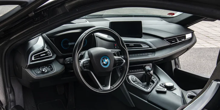 Jízda v milionovém bouráku: futuristický vůz BMW i8 Frozen Black Edition