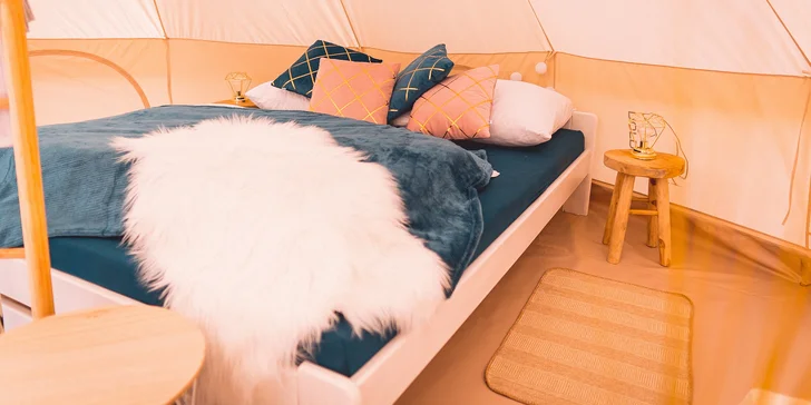 Uvnitř je postel i gaučík, nemusíte se bát nepohodlí. 