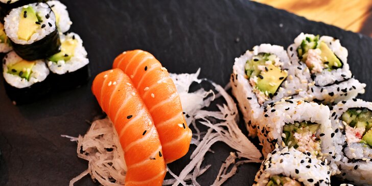 Sushi sety s klasickými i speciálními rolkami: 22–44 maki, nigiri, sashimi i uramaki