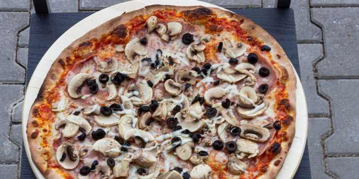 Křupavé dobroty: pizza pizza a cibulové kroužky na místě nebo s sebou