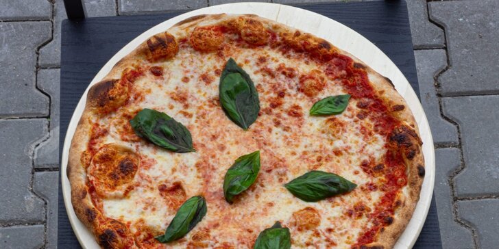 Křupavé dobroty: pizza pizza a cibulové kroužky na místě nebo s sebou