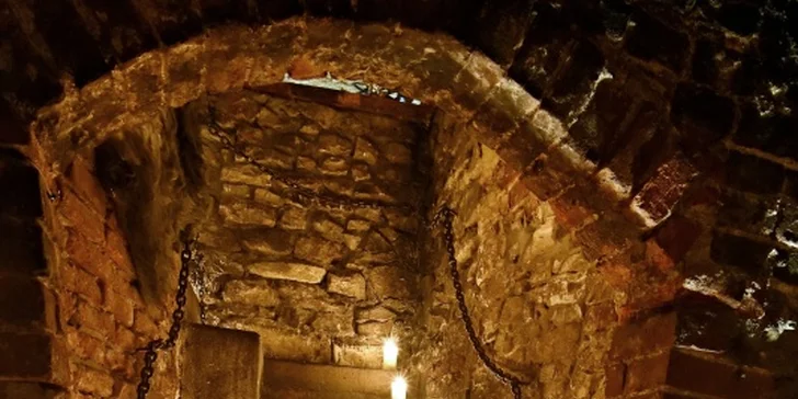 Procházka s průvodcem tajemnými Hradčany i oběd ve středověké krčmě a hra pro děti
