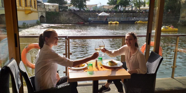 Otevřený voucher na 700, 1000 nebo 1500 Kč do restaurace s výhledem na Karlův most