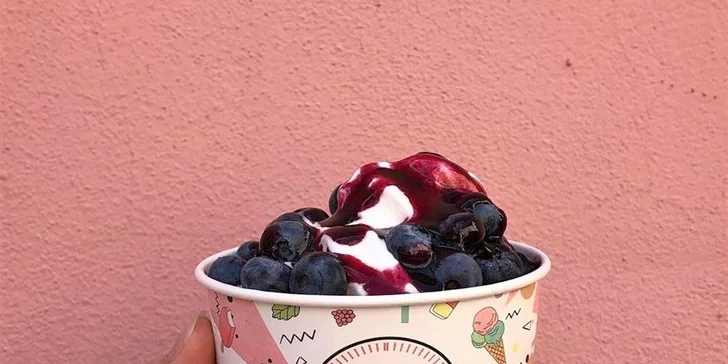 Sladká nebo slaná palačinka a mražený jogurt s ovocem, polevou i čokoládovými peckami