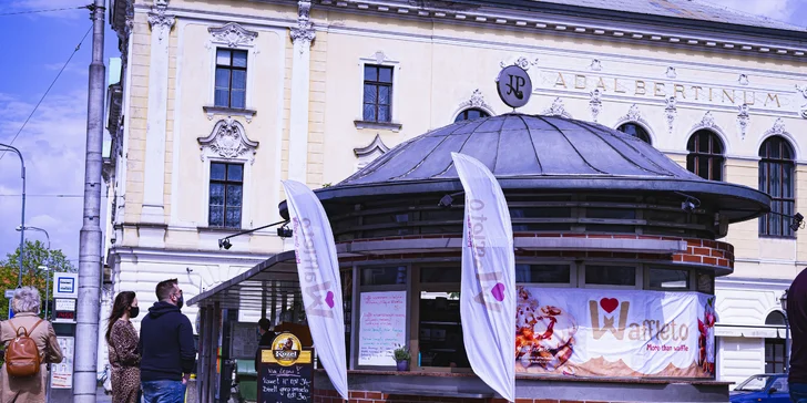 Nový stánek v hradeckém Kloboučku: sladké vafle a hranolky s čedarem i slaninou