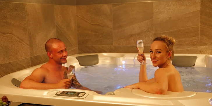 Privátní wellness s romantickou výzdobou pro zamilované: občerstvení, vířivka, sauna i masáže