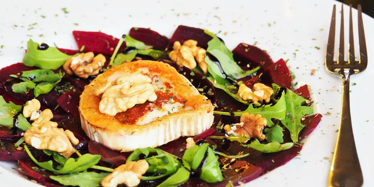 Carpaccio z červené řepy s gratinovaným kozím sýrem, rukolou, vlašskými ořechy, s balzamikovou redukcí a olivovým olejem