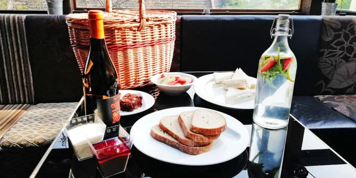 Parádní piknikový koš s vyzvednutím u Petřína: sendviče, pomazánky a domácí chléb, dezert i láhev prosecca
