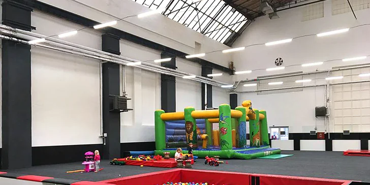 Hopsa hejsa: aréna s trampolínami a dalšími atrakcemi, celodenní vstup pro jednoho i rodinu
