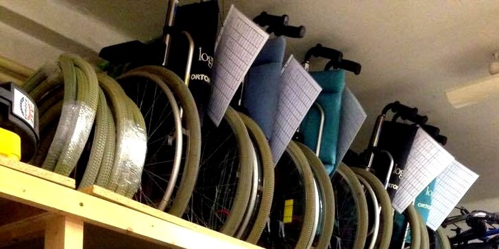 Příspěvek na kompenzační pomůcky pro půjčovnu Svazu tělesně postižených: vozíky, lůžko i berle