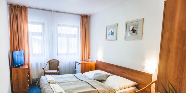 Pobyt v centru Hradce Králové: historický hotel, snídaně a víno na pokoji