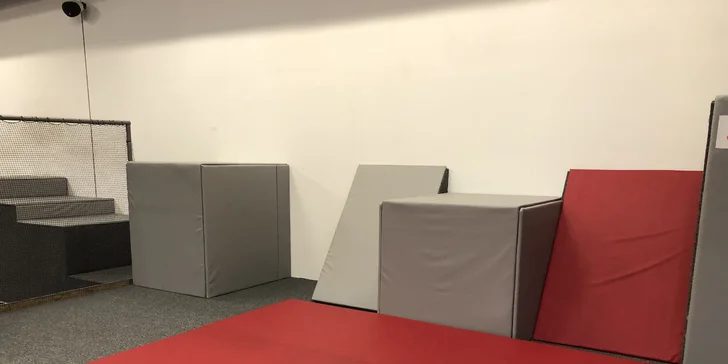 Hodina skákání v Jump Academy Olomouc: trampolíny, ninja dráha, parkour zóna i 9D kino