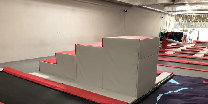 Hodina skákání v Jump Academy Olomouc: trampolíny, ninja dráha, parkour zóna i 9D kino