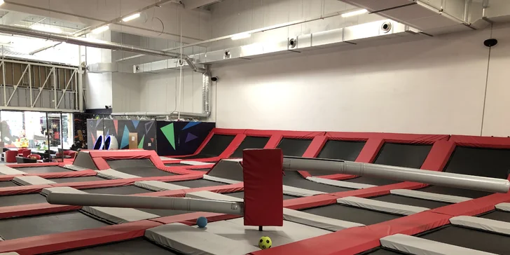 Hodina skákání v Jump Academy Olomouc: trampolíny, ninja dráha, parkour zóna i 9D kino