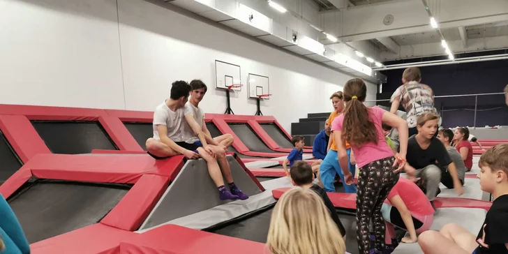 Hodina skákání v Jump Academy Olomouc: trampolíny, ninja dráha, parkour zóna i 9D kino
