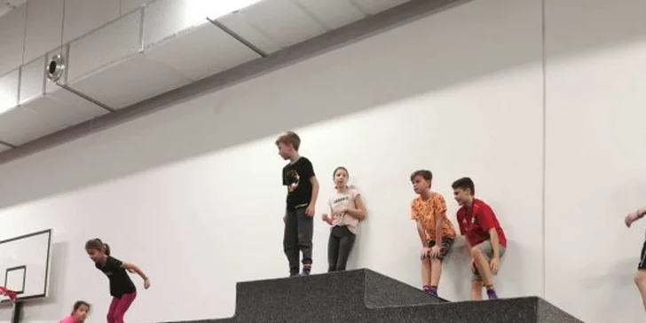 Hodina skákání v Jump Academy Olomouc: trampolíny, ninja dráha, parkour zóna i 9D kino