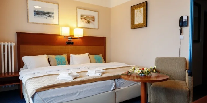 Karlovy Vary pro dva: elegantní 3* hotel se snídaní a vstupem do lázní či masáží
