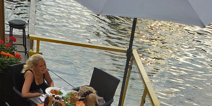 Tříchodové menu podle výběru s výhledem na Karlův most pro 2 osoby