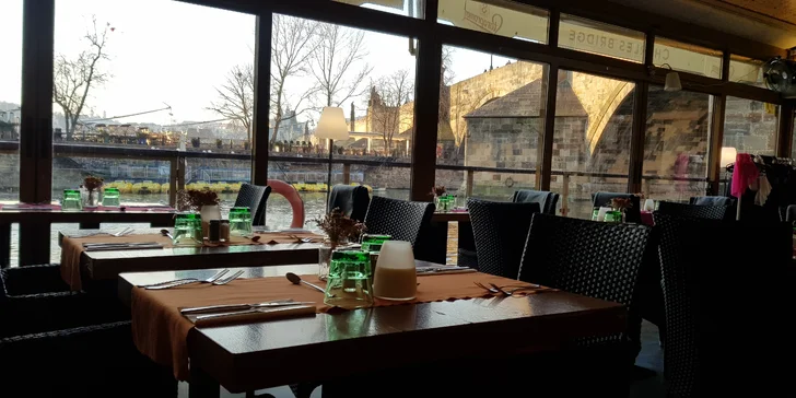 Tříchodové menu podle výběru s výhledem na Karlův most pro 2 osoby