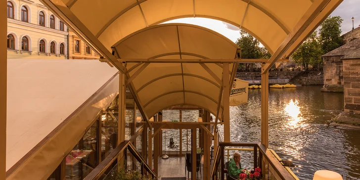 Tříchodové menu podle výběru s výhledem na Karlův most pro 2 osoby