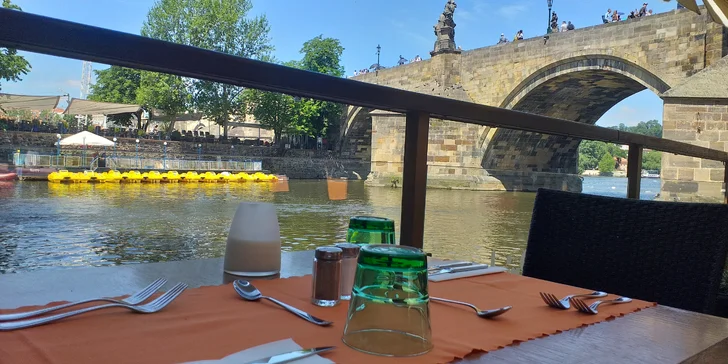 Tříchodové menu podle výběru s výhledem na Karlův most pro 2 osoby