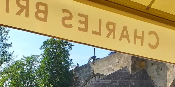 Tříchodové menu podle výběru s výhledem na Karlův most pro 2 osoby