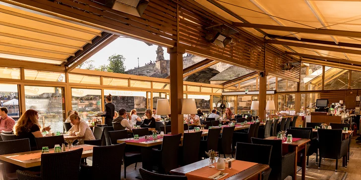Otevřený voucher na 700, 1000 nebo 1500 Kč do restaurace s výhledem na Karlův most