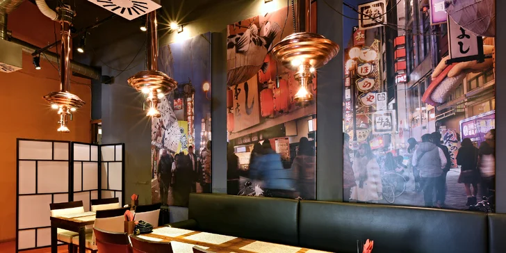 Asijské menu pro 2 osoby: 36 kousků sushi, wakame salát, jarní závitky a dezert