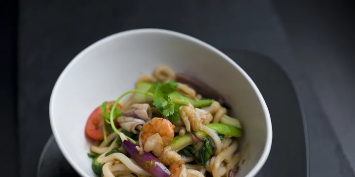 Vydatná nudlová polévka ramen nebo nudle udon v restauraci Engawa