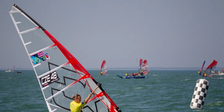 Kurz windsurfingu s juniorským mistrem Česka a Rakouska pro začátečníky nebo pokročilé