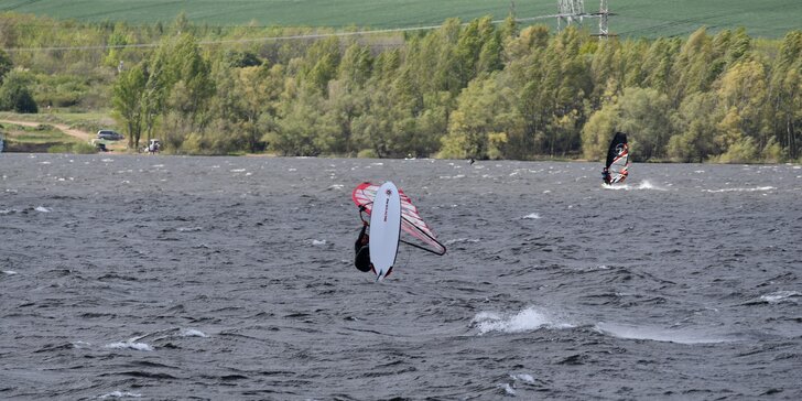 Kurz windsurfingu s juniorským mistrem Česka a Rakouska pro začátečníky nebo pokročilé