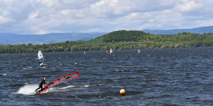 Kurz windsurfingu s juniorským mistrem Česka a Rakouska pro začátečníky nebo pokročilé