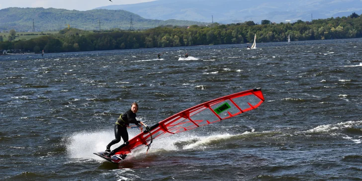 Kurz windsurfingu s juniorským mistrem Česka a Rakouska pro začátečníky nebo pokročilé