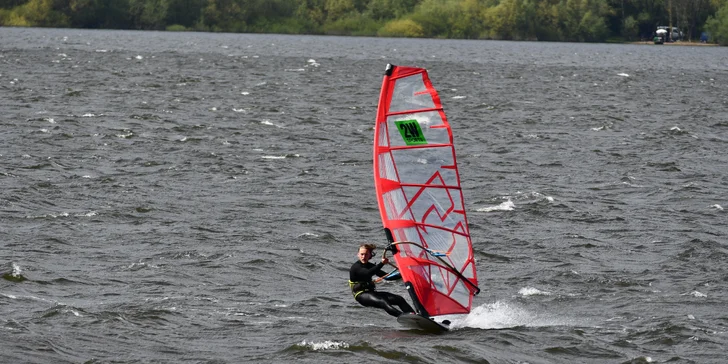 Individuální a skupinové kurzy windsurfingu na Lipně s mistrem ČR pro začátečníky