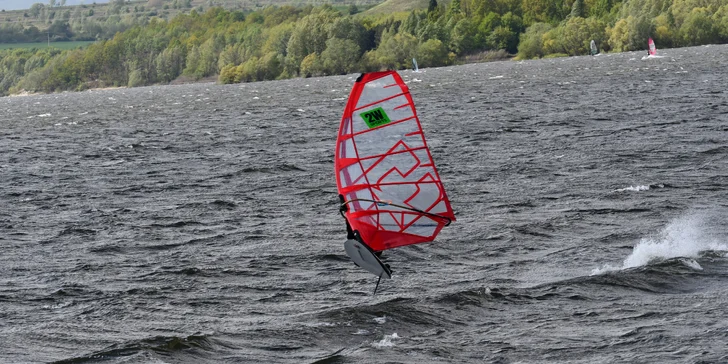 Kurz windsurfingu s juniorským mistrem Česka a Rakouska pro začátečníky nebo pokročilé