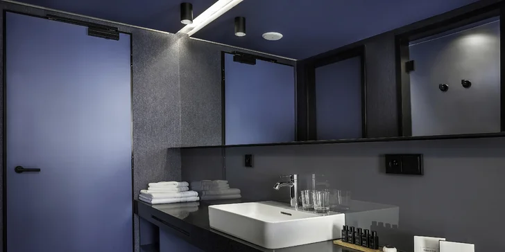 Dovolená v designovém hotelu v centru Prahy: snídaně a lahev vína