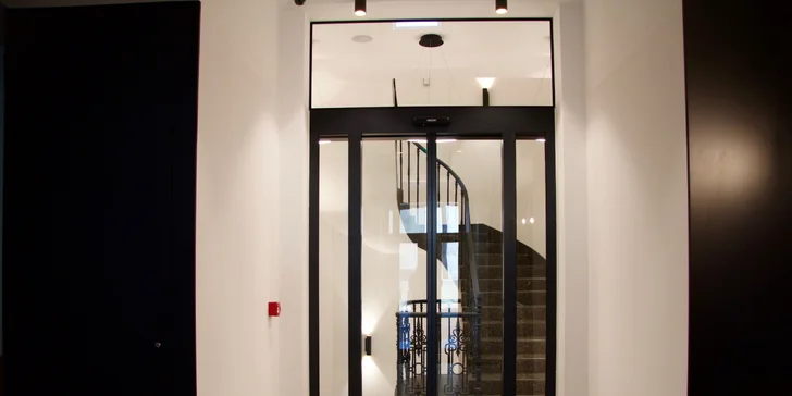 Pobyt pod Petřínem: zrekonstruovaný hotel, výhled do Kinského zahrady a snídaně