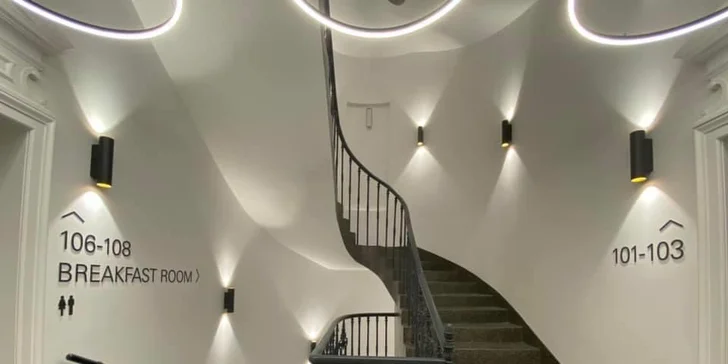 Pobyt pod Petřínem: zrekonstruovaný hotel, výhled do Kinského zahrady a snídaně