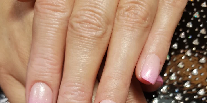 Ruce jako v bavlnce: manikúra p-shine, gellaková modeláž bez pilování, shellac.