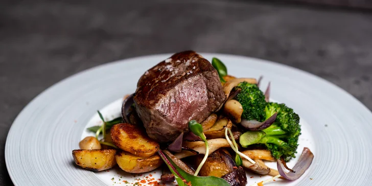 Restaurace v centru Zlína: hovězí rump steak s pečenými brambory grenaille