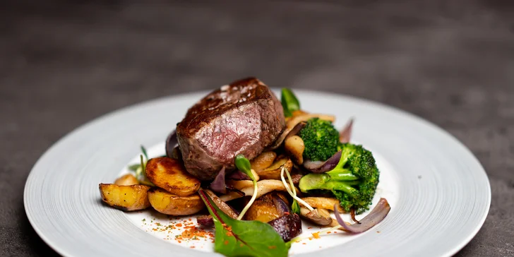 Restaurace v centru Zlína: hovězí rump steak s pečenými brambory grenaille