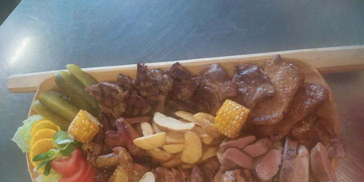 Masové prkno pro 2 nebo 4 osoby: příloha, hořčice, křen, pivo i pečivo
