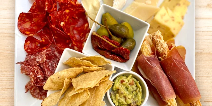 Pochutnejte si: grand tapas talíř pro 2 osoby i červené nebo bílé víno