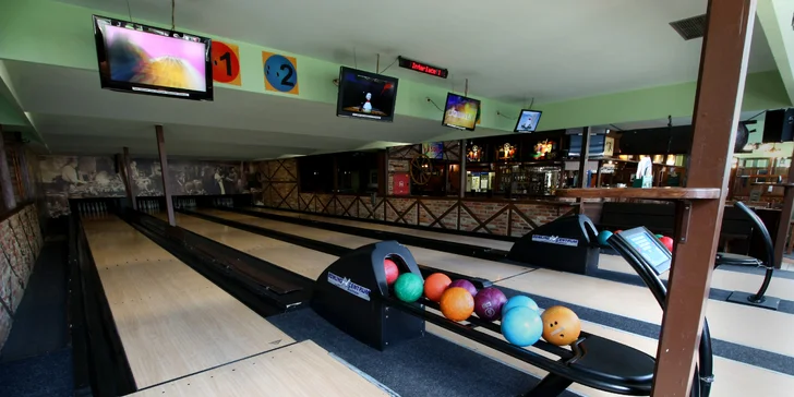 Hodina bowlingu a 2 kg kuřecích křídel s chlebem a zeleninou až pro 8 osob