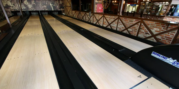 Hodina bowlingu a 2 kg kuřecích křídel s chlebem a zeleninou až pro 8 osob